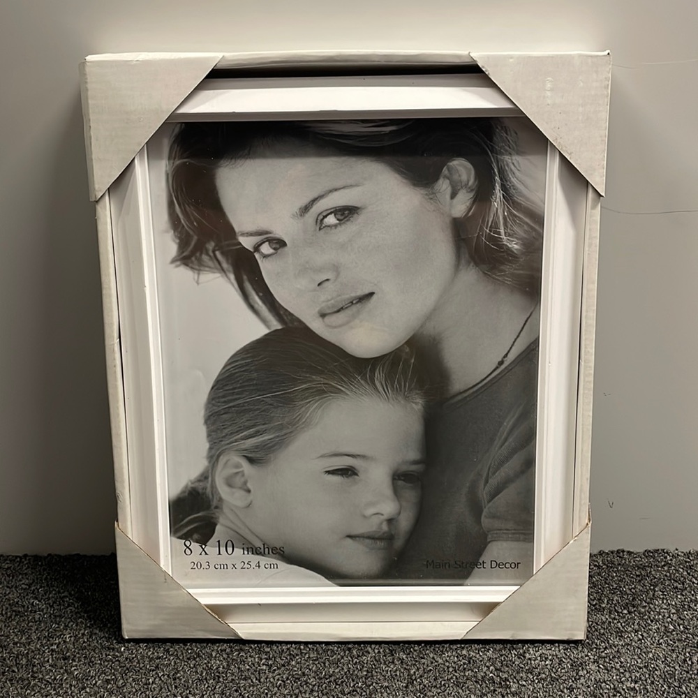 Main Street Decor 8x10 in. White Wooden Photo Frame